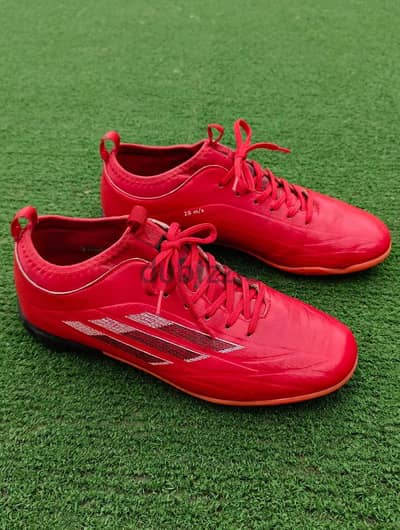 حذاء رياضي بنوع Adidas الون احمر