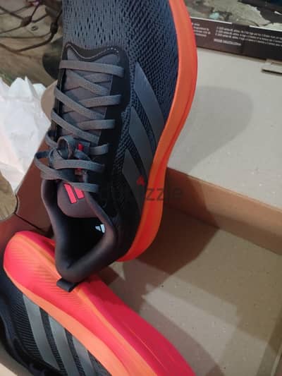 حذاء adidas response اوريجنال مقاس 42 و ٢/٣