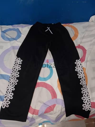 بنبنطلون ميلتون وايد ليج (Wide Leg) بطبعة ورد – شيك ومريح جداً! طلون