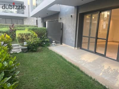 شقة مميزة بحديقة خاصة داخل El Patio 7، بموقع مميز ومساحة مناسبة للسكن العائلي.  المساحة: 165 م²  مساحة الحديقة: 60 م²
