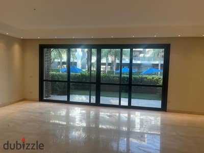 شقة ارضي بحديقه للايجار تطل علي حمام السباحه بالمطبخ والتكييفات  بالأجهزة   El Patio 7،المساحة: 165 م²  مساحة الحديقة: 60 م²