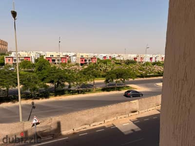 للبيع في ميدنتي B6 فيو على الفيلات مباشرة تشطيبات فتدقية بالكامل الدور الثانيؤ