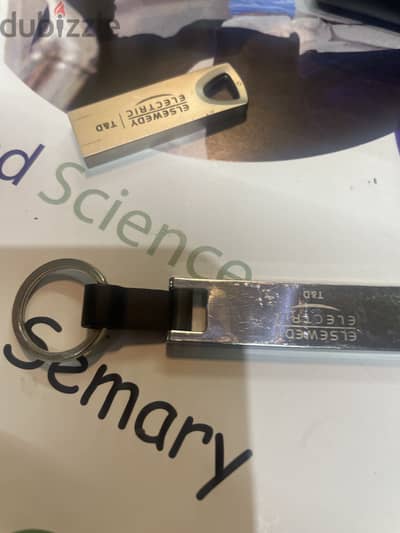 2 usb flash drives