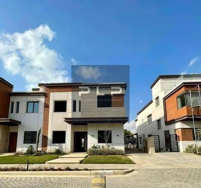 resale townhouse corner resale in azzar compound very prime location the lowest price in the market
