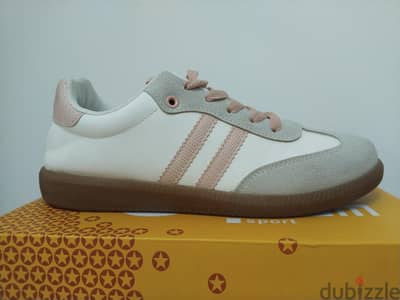 Sneaker size 40 , best price for short time