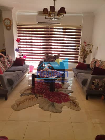 للايجار مفروش بمدينتي B6شقه مساحتها ١٣٥ م ٣ غرف نوم و٣ حمامات وجنينة ٦٥ م  فيو جاردن