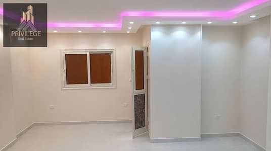 Apartment for rent  160m in Zahraa Al-Maasar, 3 rooms including master, 2 bathrooms, reception with two pieces, super lux finishing, sea view and elevator.