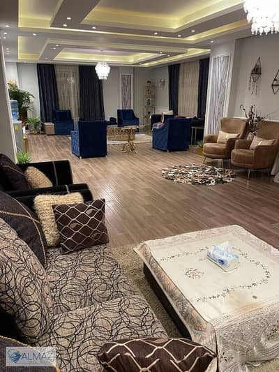 شقة مفروشة 300 متر للايجار في كمبوند الدفاع الوطني في التجمع الخامس يقع مباشرة بالقرب من محور محمد نجيب , شارع التسعين الجنوبي
