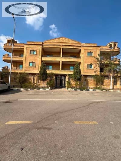 Apartment for rent in Fifth Settlement (Al-Yasmeen), near 90th Street, Petrosport Club, and the Full Up gas station. Ultra-super-lux finish.