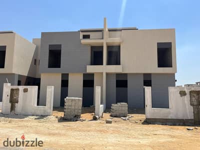 Townhouse for sale, middle unit, 230 sq m, in Lake West 2 compound. Delivery in 6 months.