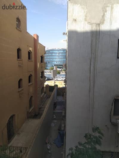 التجمع الخامس، الحي الأول، منطقة فيلات، تاني نمرة من شارع التسعين الجنوبي، مباشرة في الموقف المميز مقابل منطقة البنوك وبجوار محطة وقود وطنية الشهيرة و