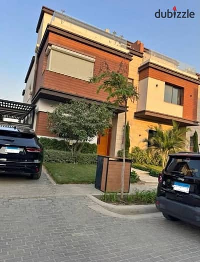 فرصة فيلا بالسعر القديم في AZZAR بالتجمع، على بُعد دقائق من الجامعة الأمريكية، بفيو مميز على اللاندسكيب ومساحات خضراء واسعة.