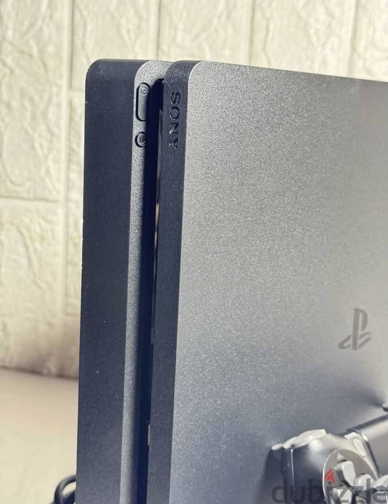 PlayStation 4Slim 1