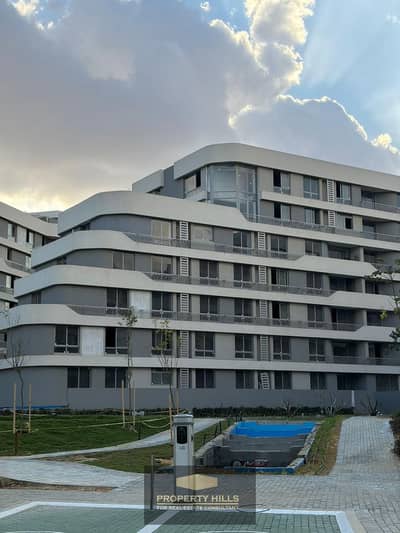 Apartment finished with a 5% down payment, prime location with an open view of the lagoon, in front of Madinaty, and minutes from the American University.