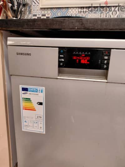 غسالة أطباق (Dishwasher) من سامسونج بها عطل وموديلها هو DW-FG520S