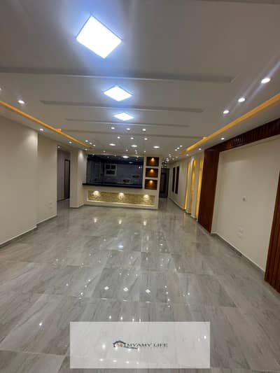 For sale in the Pyramids Gardens, a very special place next to the club and the mall, an apartment with a facade of 170 meters, an old loading facade equivalent to 185 meters, a distinctive building with a distinguished entrance next to all services in the area.