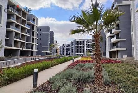 Penthouse for sale at half price, exceptional resale view in Sun Capital Compound, October 6, next to Zewail University and minutes from Wahat Road and Fayoum and in front of Dreamland. 4 rooms, area 300 sqm, immediate delivery.
