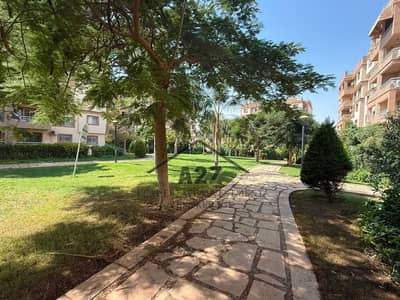 For sale with all features, a garden ground with ultra-super lux finishing, first residence with a wide view of a complete garden and all facilities, first residence.