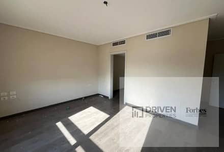 شقه بجاردن 3 غرف متشطبه بالكامل للبيع يفي كمبوند نيو جيزه New Giza Compound جولف فيز بالم هيلز 6اكتوبر الجيزه