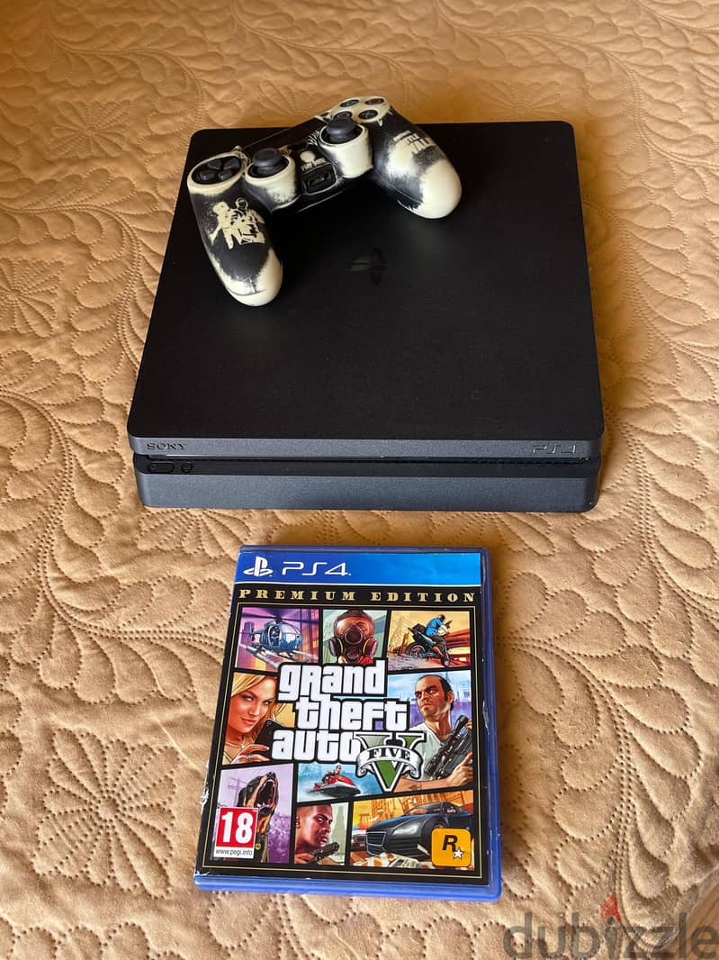PlayStation 4 slim 1