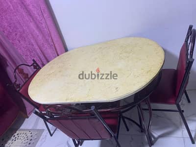 ٤ كراسي وترابيزة سفره رخام مع جزمه للبيع