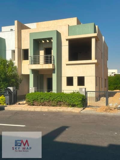 توين هاوس للبيع في مدينتي – نموذج J مودرن  الموقع موقع مميز جدًا قريب من الخدمات، الفود كورت، والمسجد  	فيو حديقة من الأمام وشارع من الخلف