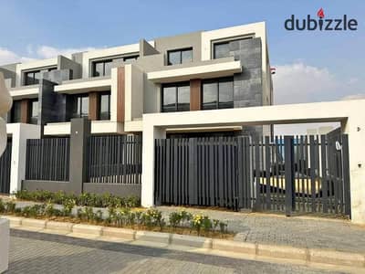 تاون هاوس مودرن بفيو مميز فى باتيو تاون بجانب إيست تاون و AUC