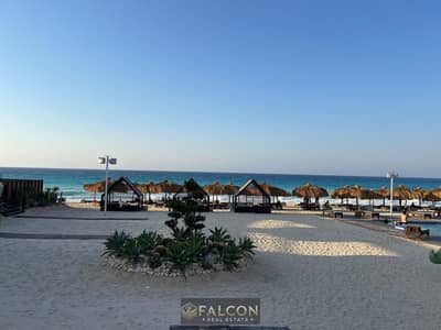 Corner chalet with a stunning sea view and just steps from the beach, available with interest-free installments.