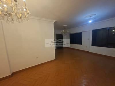 شقة للايجار مساحة230 م للسكن العائلى المنطقة الثامنه امتداد مكرم عبيد بالقرب من السراح مول مدينة نصر