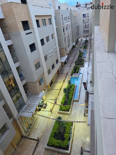 Apartment for sale in the Middle Hill inside a compound