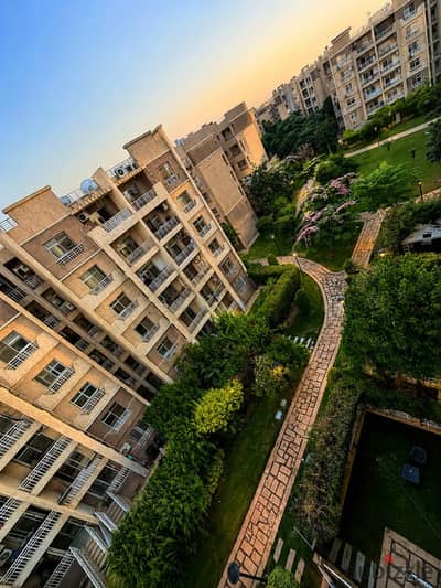 For sale in Madinaty: an 82m² apartment in Phase B7, featuring a garden view and overlooking "The Spine. " Ultra-super-lux finishing.