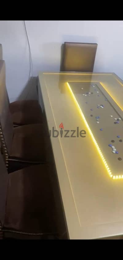 سفره مودرن للبيع استعمال خفيف حاله الجديده