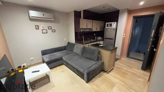 شقة سكنية للإيجار | الياسمين 3 - التجمع الأول   *Ultra Super Lux Apartment for Rent - El Yasmin 3 - First Settlement*   المساحة: 220م²   الطابق الثاني علوي   3 غرف نوم   2 حمام منهم حمام رئيسي + جاكوزي دوران كبير   مطبخ أمريكي   ريسبشن واسع 4 قطع مستويين