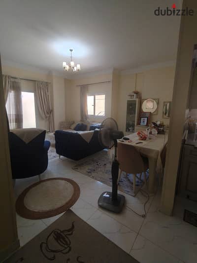 Apartment for sale in Zahraa Al-Maadi, Madinat Al-Ma'araj with a garden of 85 sqm and a private entrance, area of 165 sqm + 85 sqm. It consists of 3 rooms, including a master with dressing, - reception - kitchen - 2 bathrooms - the floor.