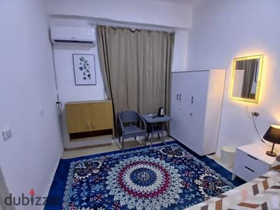 شقه غرفه في حالة أنها فاضيه للايجار المفروش شارع التسعين الرئيسي في ارقي فيلات القاهره الجديده