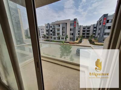Apartment for rent with kitchen, ultra-super-lux finishing, first occupancy in Galleria Moon Valley Compound, Fifth Settlement, open view overlooking