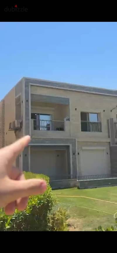 شالية فى قرية كورنادو اول صف على البحر  125 م  3 غرف و2 حمام  السعر 4200000