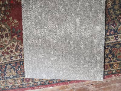 بلاطات موكيت مقاس 60x60 بحاله ممتازة يوجد كمية