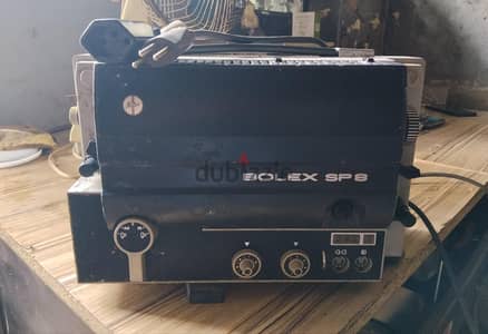 طقم سينمائي أنتيك: جهاز عرض Bolex SP8 + شاشة Da-Lite
