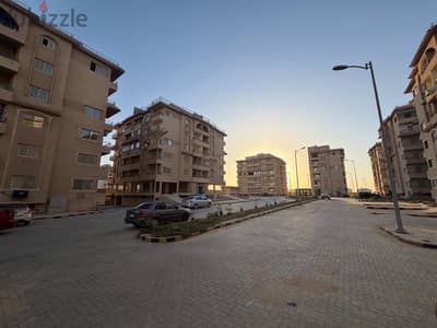 شقة للبيع في كمبوند الزهور حي الاندلس - بجوار الجامعة الامريكية -