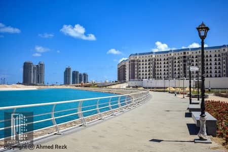 استثمر في العلمين الجديدة الساحل الشمالي اخر طرح في الحي اللاتيني شقة للبيع استلام فوري وكاملة التشطيب والمرافق والخدمات لقطة للبيع  Latini City