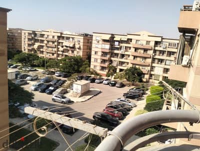 The cheapest apartment in Al Rehab 1, 3 bedrooms in phase four with an elevator. The apartment is in a prime location, garden view, area of 168 square meters, at a price you can't miss.
