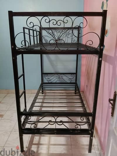 100×195 سرير اسود بدورين حديد معمول عموله بحالة جيدة جدا