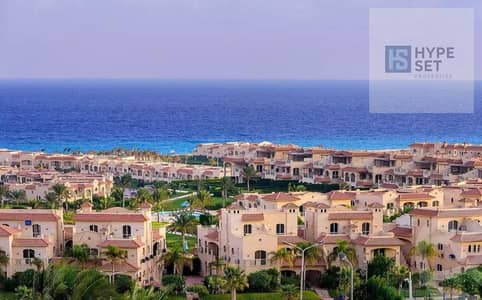 شاليه متشطب بالكامل استلام فوري و فيو مفتوح باطلاله مميزه علي البحر في لافيستا باي دقايق  من مراسي و امواج