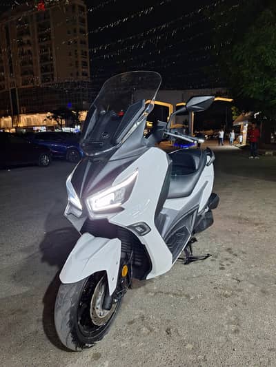 للبيع اسكوتر sym joymax z300 لون ابيض