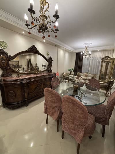 Elegant dining room set made of beech wood