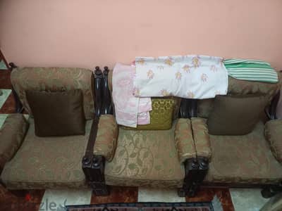 بالعدد ٣ كرسى  بحالة جيدة جدا