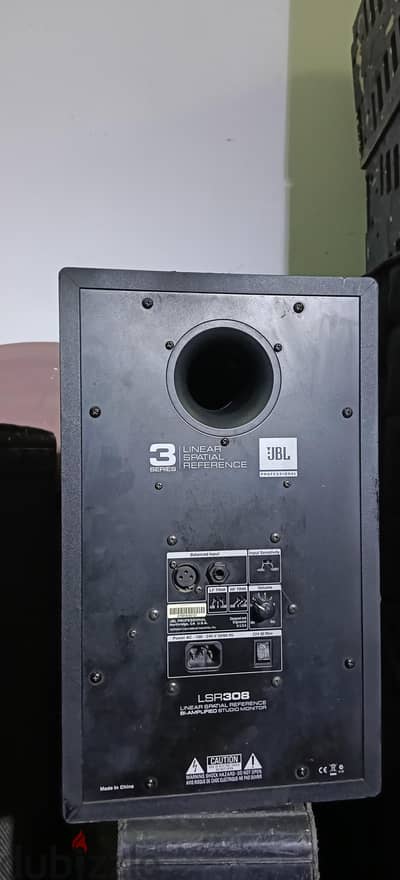 سماعه منتور استديو غنيه عن التعريف jbl LSR308