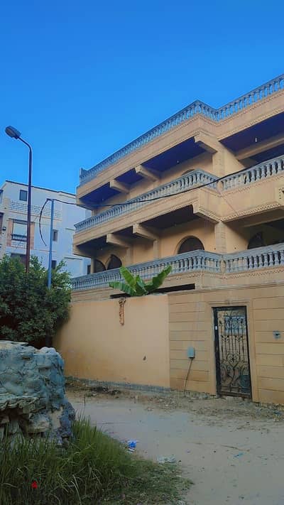فيلا 300 م 3 ادوار للبيع تشطيب سوبر لوكس يوجد جميع المرافق مياه وكهرباء بالإسكندرية العجمي البيطاش شارع الحنفيه بموقع متميز جدا