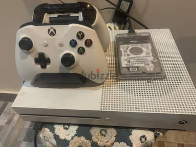 Xbox one s+ هرد خارجي +اسطوانات + 2 دراع